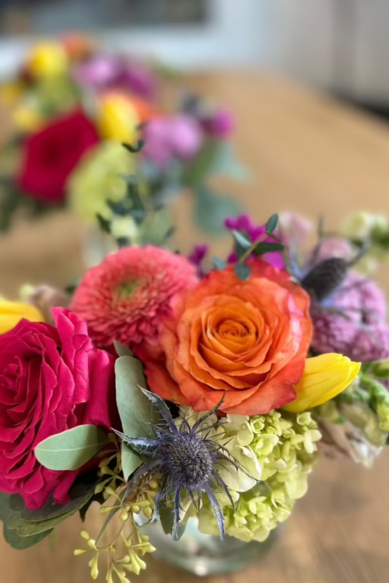 spring-flower-bouquets-on-table