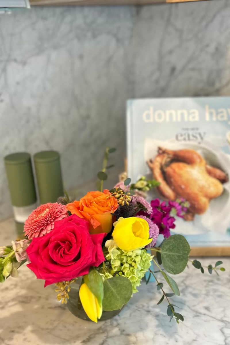 spring-flower-bouquet-on-kitchen-counter