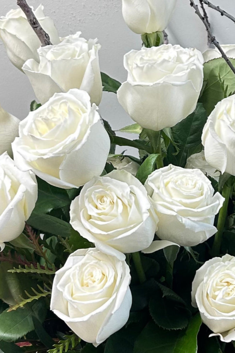 white-roses-in-vase-castle-pines-delivery