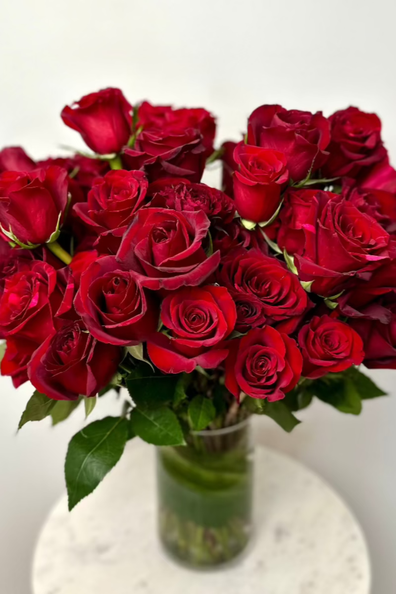 red-pink-yellow-white-roses-vase-delivery