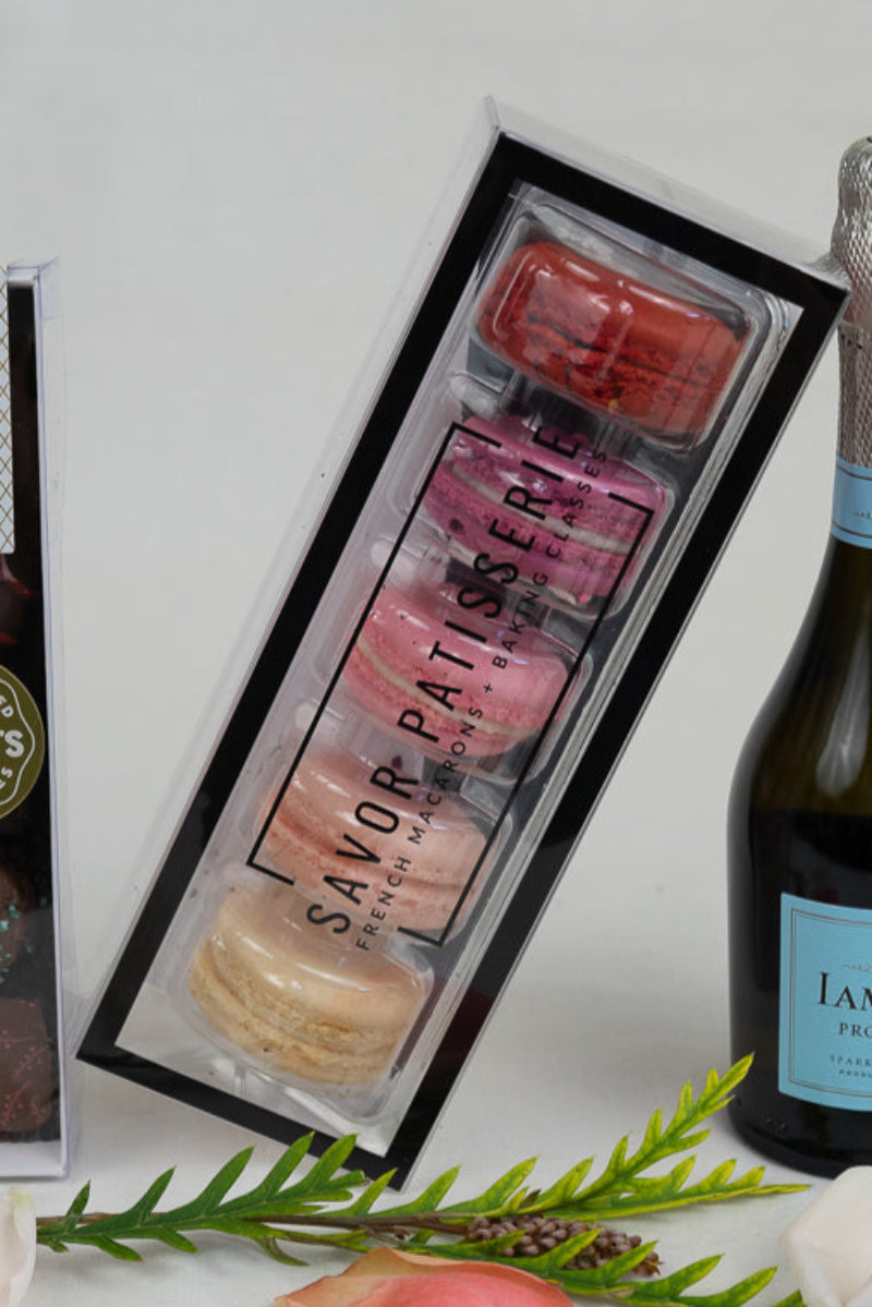 frenchmacaronsgiftstoaddwithflowers