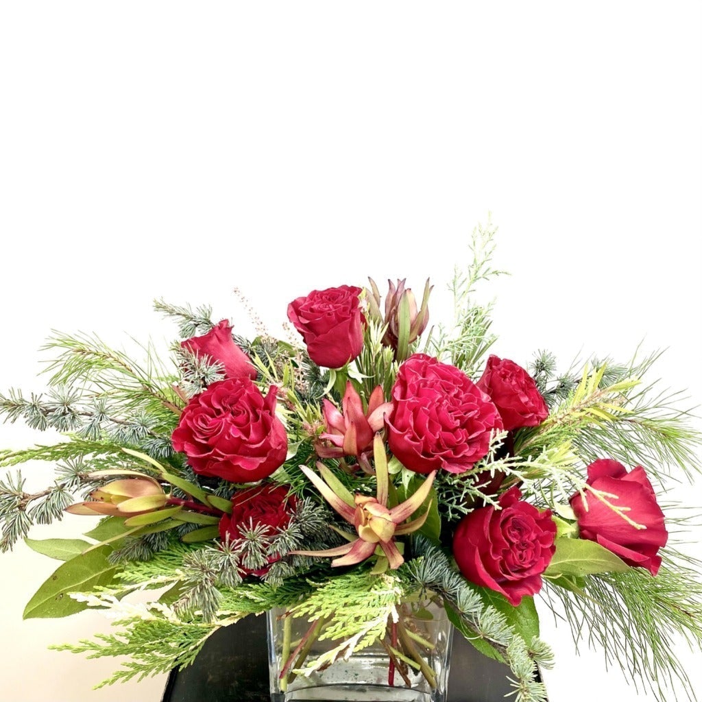 www.theflowerfix.com Flowers Classic Christmas Rose and Evergreen Bouquet