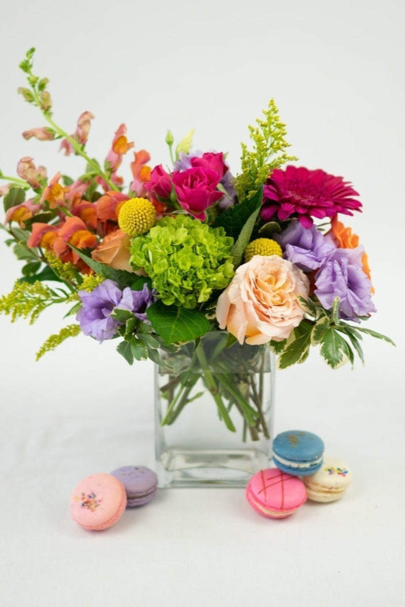 flowerbouquet-and-french-macarons