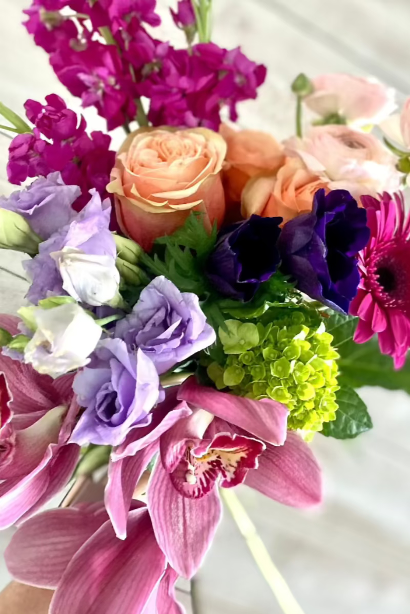 mix-bouquet-roses-lissianthus-ranunculus-orchids-delivered-castle-pines-colorado